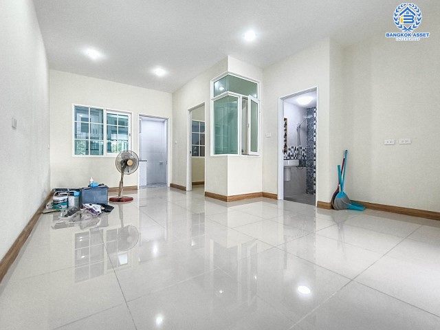 ทาวน์โฮมมือสอง ม. โกลเด้นทาวน์ วิภาวดี-แจ้งวัฒนะ สภาพดีมาก พร้อมเข้าอยู่ บนเนื้อกว่า 19 ตร.ว. 4 ห้องนอน 3 ห้องน้ำ 2 ที่จอดรถ บนทำเลศักยภาพเชื่อมต่อถนนหลายเส้นทางมาก ได้แก่ แจ้งวัฒนะ, ถนนสรงประภา, ลฯล เดินทางสะดวก ใกล้รถไฟฟ้าสถานี "หลักสี่" และ จุดขึ้นทางด่วน "ศรีสมาน"...